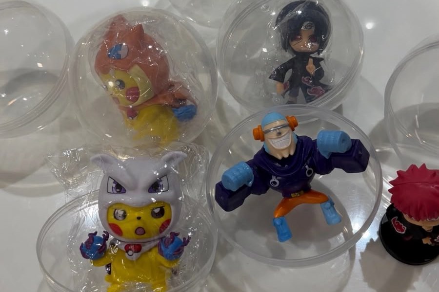 Cápsulas transparentes com miniaturas colecionáveis dentro