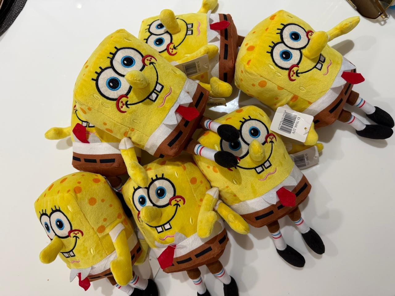 Pelúcias temáticas do Bob Esponja usadas para abastecer a máquina
